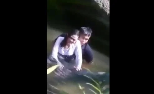 Video Mesum Sambil Mandi di Sungai